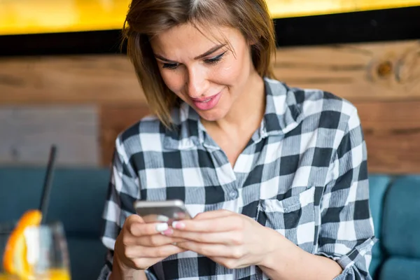 女人在咖啡馆中使用单元格电话 — 图库照片