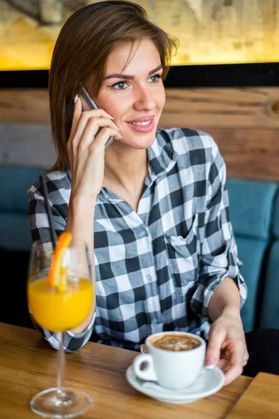 Mulher usando telefone celular no café — Fotografia de Stock