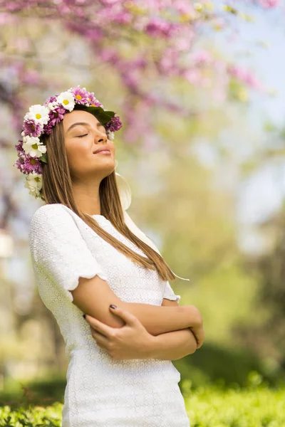 Mujer joven con corona de flores — Foto de Stock