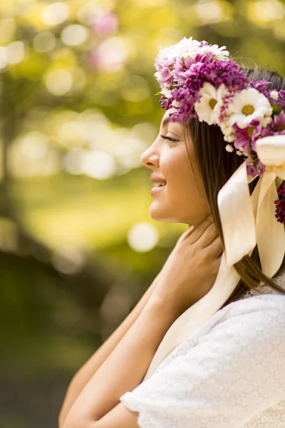 Junge Frau mit Blumenkranz — Stockfoto