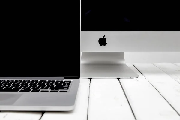 MacBook laptop ve imac bilgisayar — Stok fotoğraf