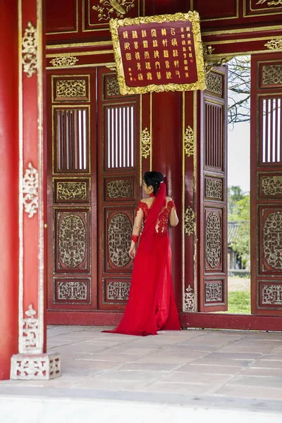 Bruden i traditionell klädsel på Royal Palace i Hue, Vietnam — Stockfoto