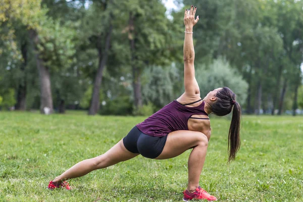 Femme faisant des exercices dans un parc — Photo
