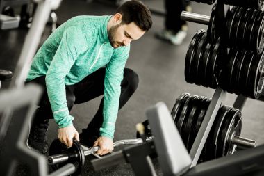 Spor salonundaki genç adam.