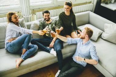 Genç arkadaşlar evde parti