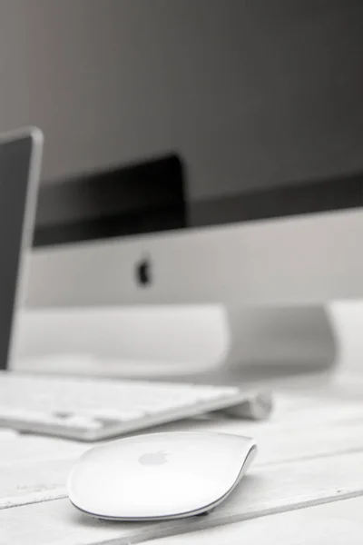 MacBook laptop and iMac computer — Stock Photo, Image