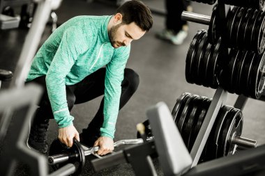 Spor salonundaki genç adam.