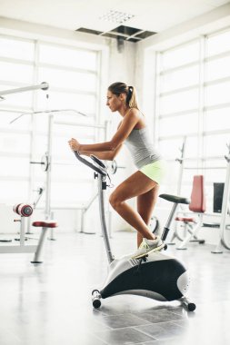 Genç ve güzel bir kadın spor salonunda.
