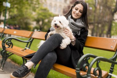 Onu evde beslenen hayvan köpek olan kadın 