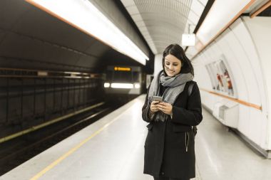 Bir metro istasyonunda duran genç kadın