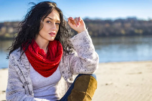 Junge Frau am Strand — Stockfoto