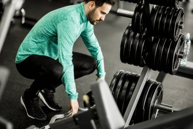 Spor salonundaki genç adam.