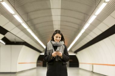 Bir metro istasyonunda duran genç kadın