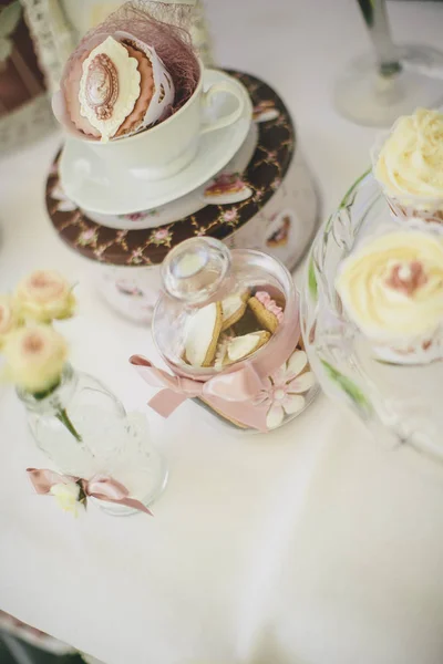 Cupcake sul tavolo della festa — Foto Stock