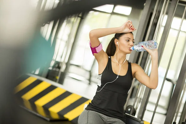 Pretty young woman training in the gym — Stock Photo, Image