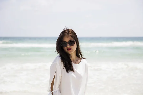 Mujer vietnamita joven en la playa — Foto de Stock