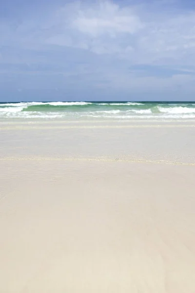 熱帯のビーチ ビュー — ストック写真