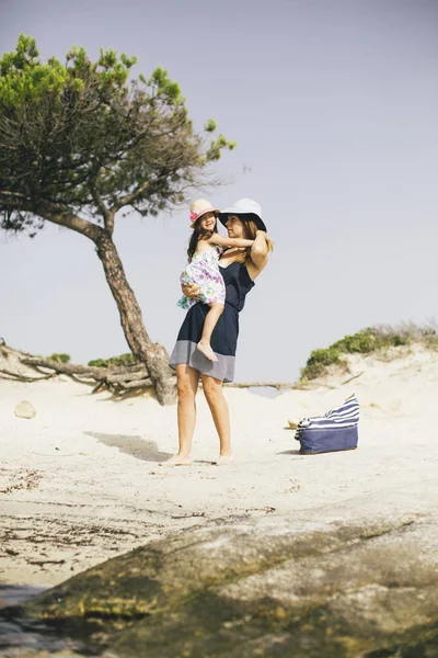 Niña y madre en la playa — Foto de Stock