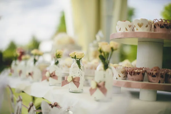 Cupcakes on party table — Stock Photo, Image