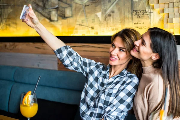 İki genç ve güzel kadın selfie alarak — Stok fotoğraf