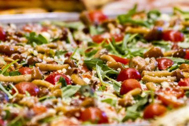 Mantar, roket salata ve peynir pul pizza