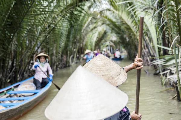 Personas en barcos en el delta del Mekong — Foto de Stock