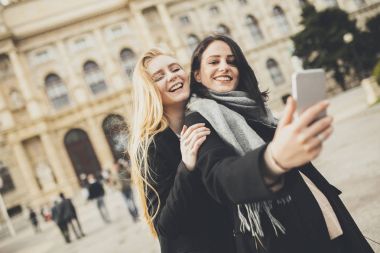 İki güzel genç kadın. 