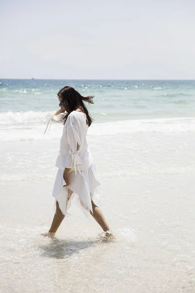 Mujer vietnamita joven en la playa — Foto de Stock