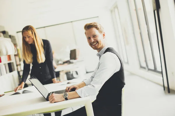 Jonge businness mensen in het kantoor — Stockfoto