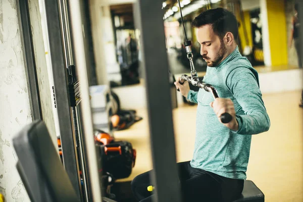 Joven en el gimnasio —  Fotos de Stock