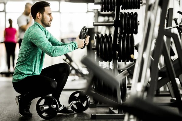 Joven en el gimnasio — Foto de Stock