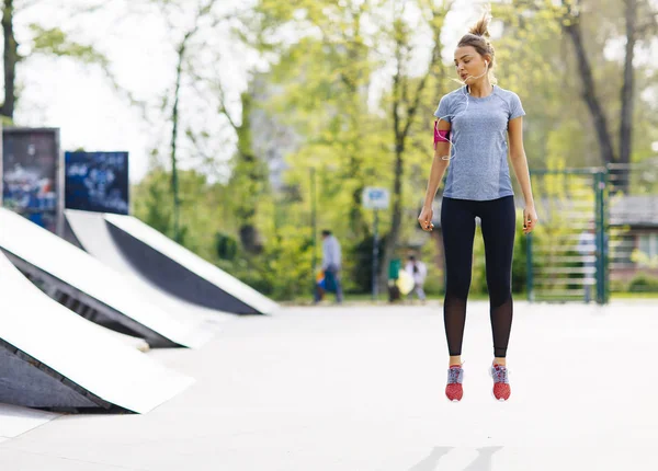 Jeune femme faisant de l'exercice à l'extérieur — Photo