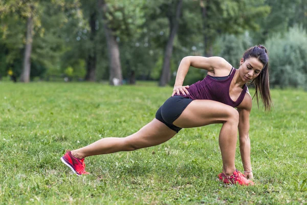 Frau macht Übungen in einem Park — Stockfoto