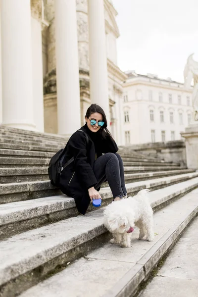 Młoda kobieta z jej pies — Zdjęcie stockowe