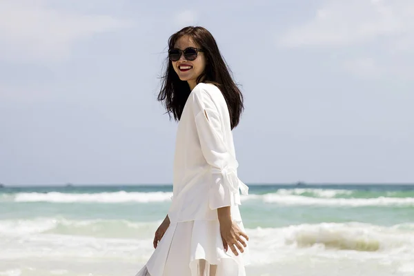 Mujer vietnamita joven en la playa — Foto de Stock