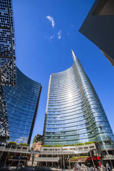 ミラノのポルタ ・ ヌオーヴァに近代的な高層ビル — ストック写真