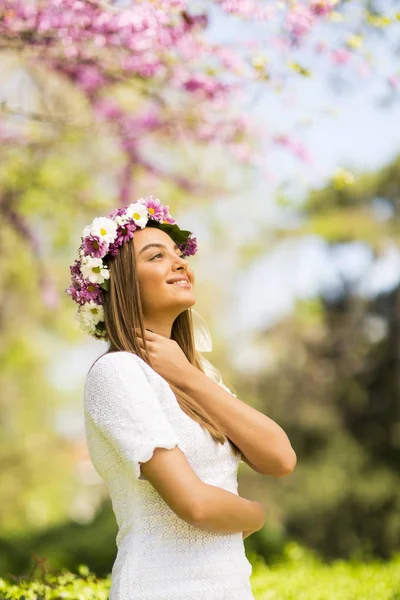 Giovane donna con corona di fiori — Foto Stock