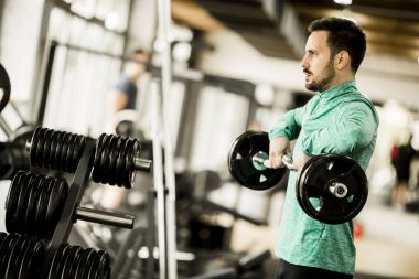 Spor salonundaki genç adam.