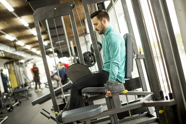 Jeune homme dans la salle de gym — Photo