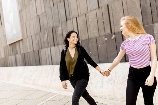 Duas belas mulheres jovens — Fotografia de Stock