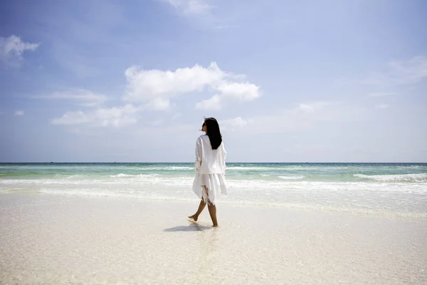 Mujer vietnamita joven en la playa — Foto de Stock