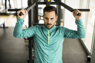 spor salonunda genç adam