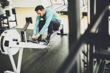 spor salonunda genç adam