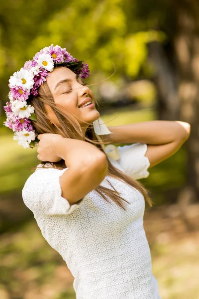 Young woman with flower wreath — Stock Photo, Image