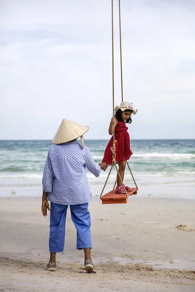 People at Sao beach at Phu Quoc — Stock Photo, Image