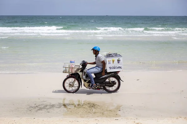 Menschen am sao beach at phu quoc — Stockfoto