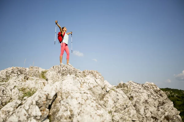 Randonneuse dans les montagnes — Photo