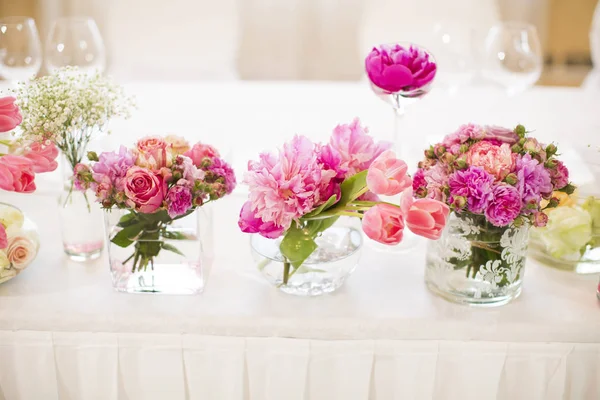 Esküvői virágdekoráció az asztalon — Stock Fotó