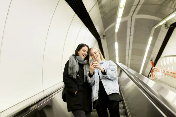 Duas belas mulheres jovens — Fotografia de Stock