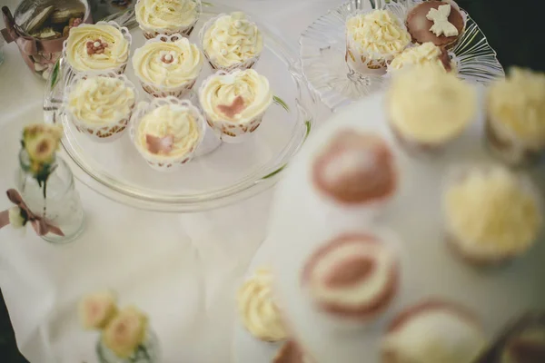 Cupcakes en mesa de fiesta —  Fotos de Stock